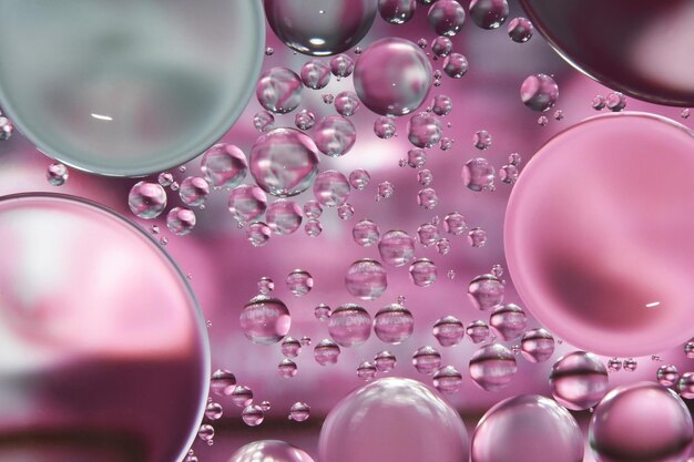 Foto close-up di gocce d'acqua su palloncini rosa