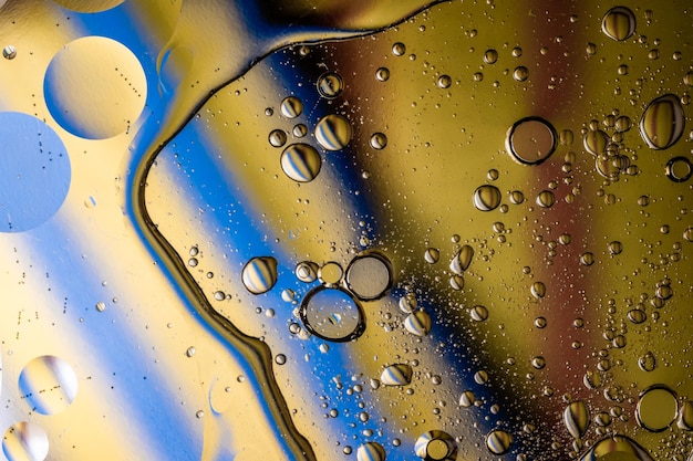 Foto un primo piano di gocce d'acqua su un tavolo