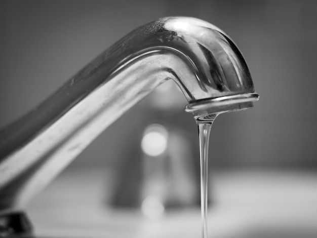 Photo close-up of water falling from faucet