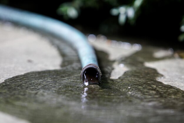 Foto close-up dell'acqua che cade dal rubinetto