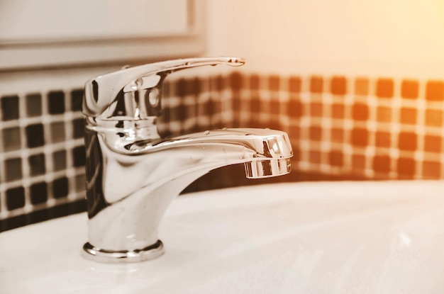 Foto prossimo piano del rubinetto d'acqua a casa