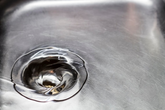 Photo close-up of water flowing in sink