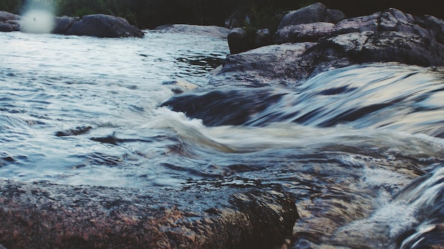 Photo close-up of water flowing through rocks