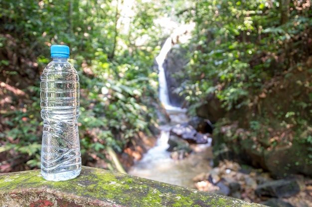 Photo close-up of water flowing on tree