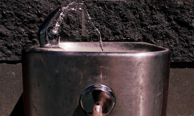 Foto prossimo piano della fontana d'acqua