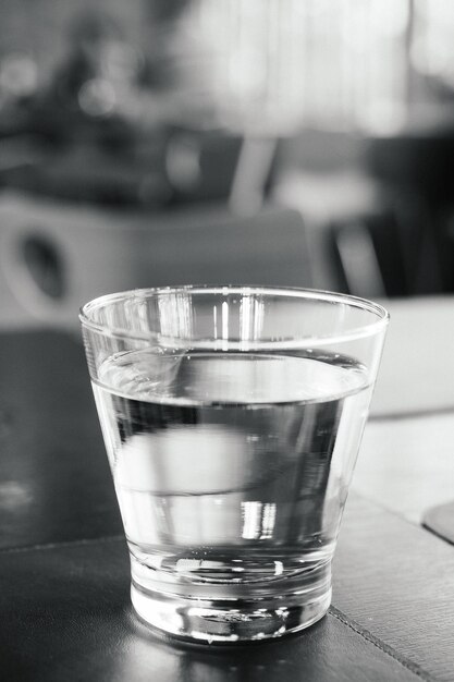 レストランのテーブルの上にあるガラスの水のクローズアップ