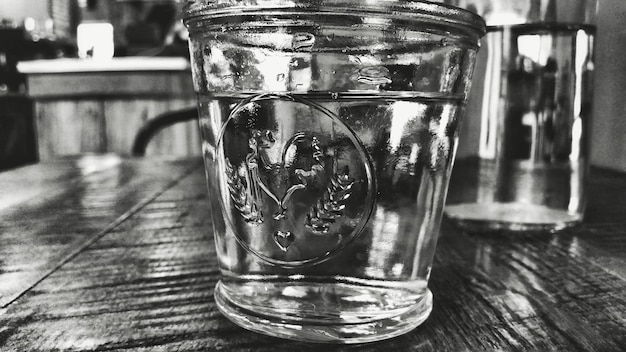 Foto close-up di un bicchiere d'acqua sul tavolo