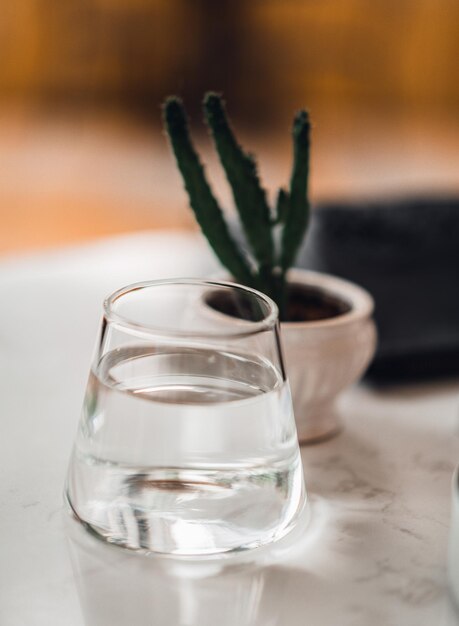 Foto prossimo piano dell'acqua in bicchiere su tavola