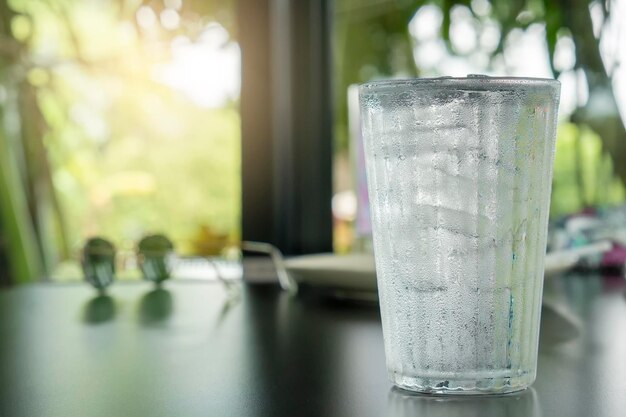 Photo close-up of water in glass on table