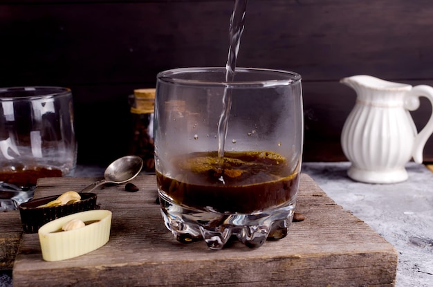 アルコールに水を注ぐクローズアップ