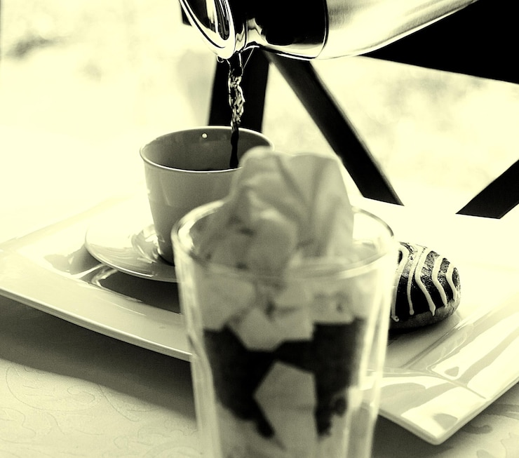 Photo コーヒーカップにドーナツを注ぐ水のクローズアップ