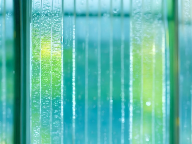窓のガラスの上の雨の滴の汚れ 抽象的な背景画像