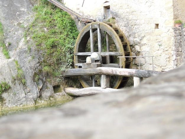 Foto prossimo piano dell'acqua sulla roccia contro il cielo