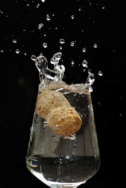 Foto close-up di spruzzi d'acqua su uno sfondo nero