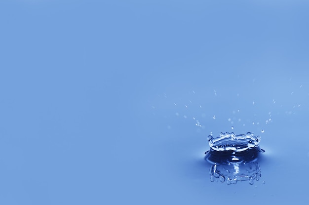 파란색 배경 에 물 이 어지는 클로즈업