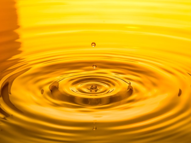 Photo close-up of water splashing against blurred background