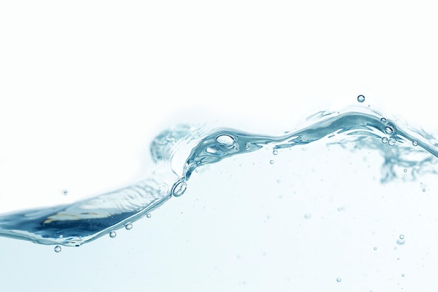 Ближайший план брызг воды на белом фоне
