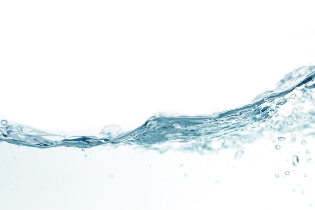 Ближайший план брызг воды на белом фоне