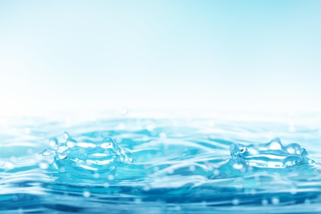 白い背景に水が散らばっているクローズアップ