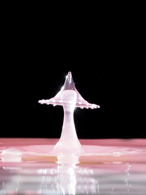 Foto close-up dell'acqua che spruzza su uno sfondo nero