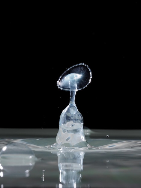 Foto close-up dell'acqua che spruzza su uno sfondo nero