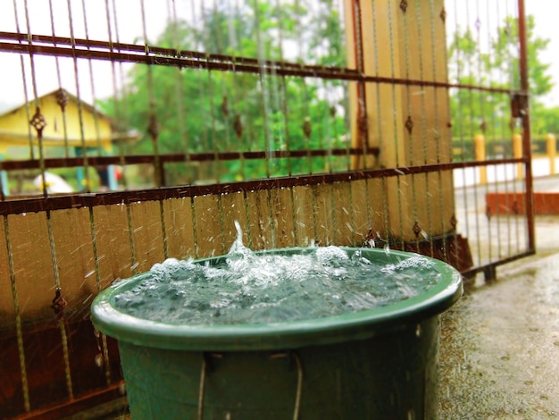 Photo close-up of water splashing in bucket