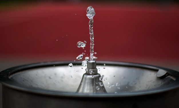 Photo close-up of water splashing in fountain