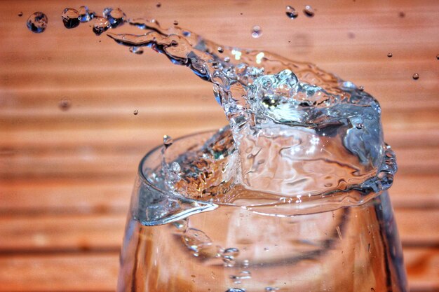 Foto close-up di spruzzi d'acqua su un tavolo di vetro