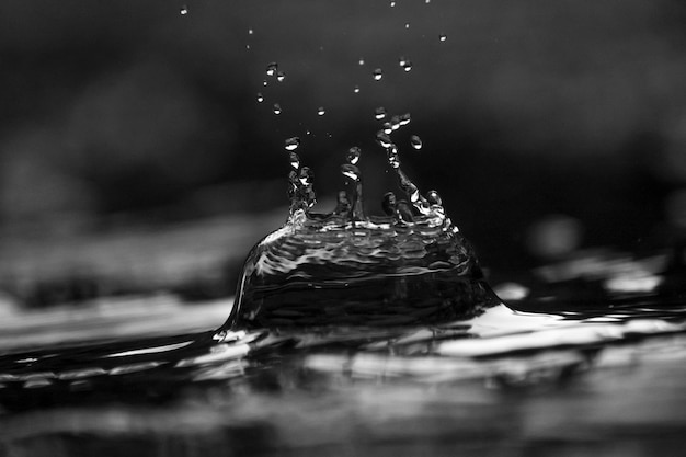 Foto prossimo piano di spruzzatura d'acqua nel vetro