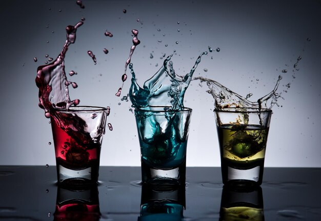 Photo close-up of water splashing on glass