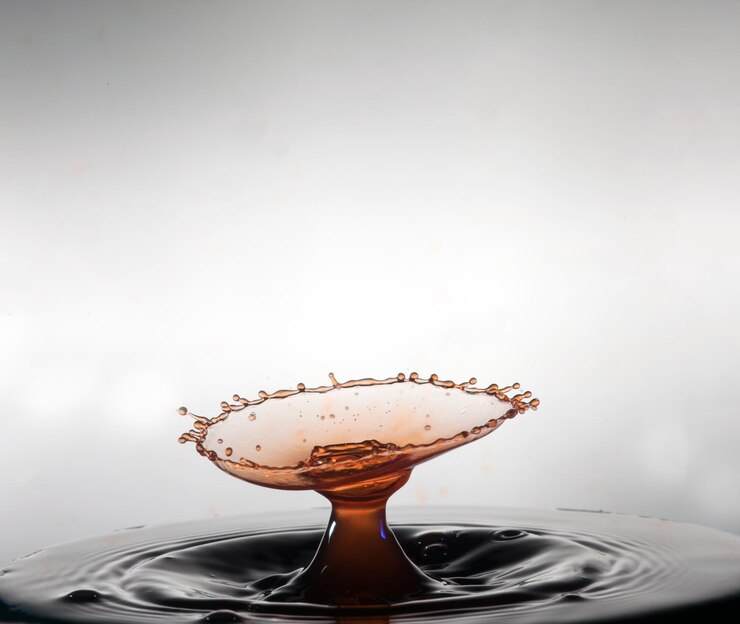 Photo close-up of water splashing on gray background