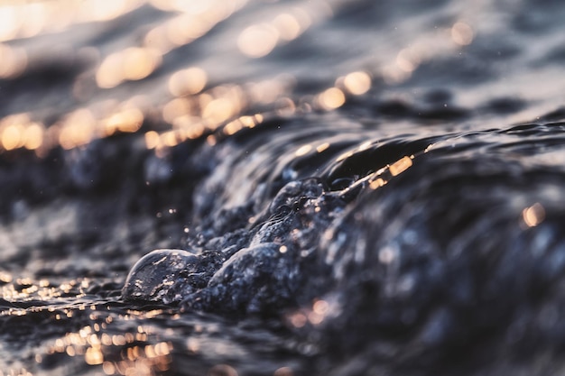 Foto prossimo piano dell'acqua che spruzza sulle rocce