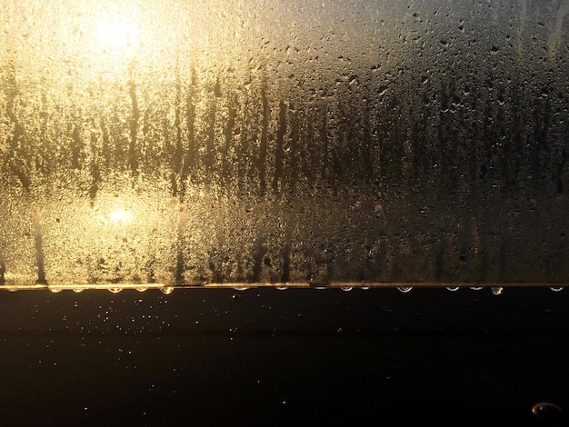 Foto close-up di gocce d'acqua su vetro