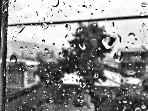 Photo close-up of waterdrops on window