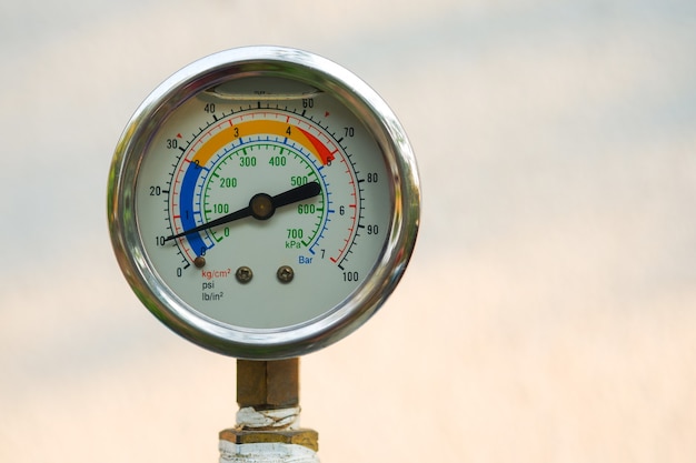 Close-up waterdrukmeter op natuurlijke wazige achtergrond, gratis kopieerruimte. uitknippad.