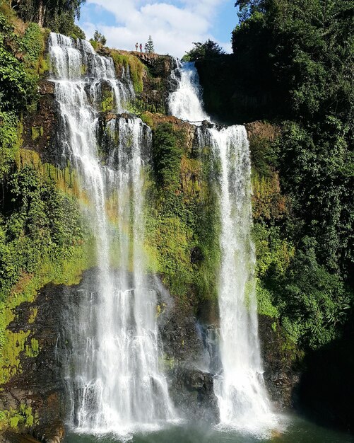 Foto prossimo piano della cascata contro il cielo