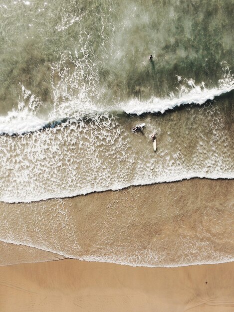 Foto close-up del bordo delle acque sulla spiaggia