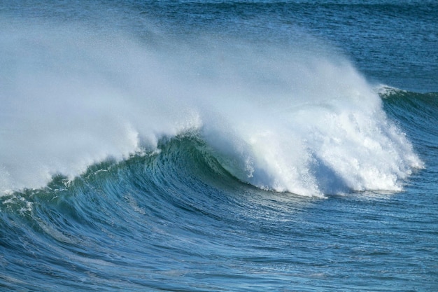 Foto prossimo piano delle onde che schizzano sul mare