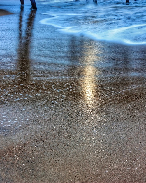 Foto prossimo piano delle onde sulla spiaggia