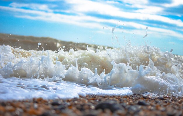 Foto prossimo piano delle onde in mare contro il cielo