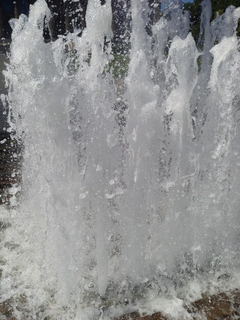 Foto prossimo piano delle onde che schizzano sull'acqua