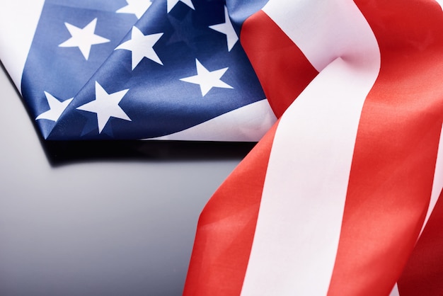 Закройте вверх развевая национального флага США американского на темной предпосылке с космосом экземпляра. День независимости 4 июля концепция