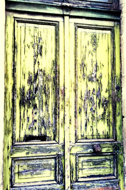 Photo close-up of weathered old wooden door