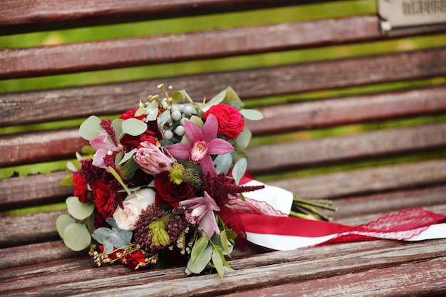 Foto primo piano di bouquet da sposa da staccionata in legno