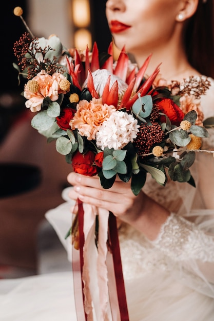 Primo piano del bouquet da sposa nelle mani della sposa.