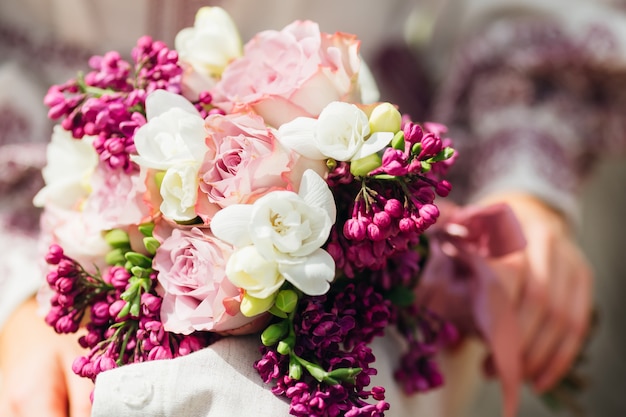 Primo piano di un bouquet da sposa di lillà e rose