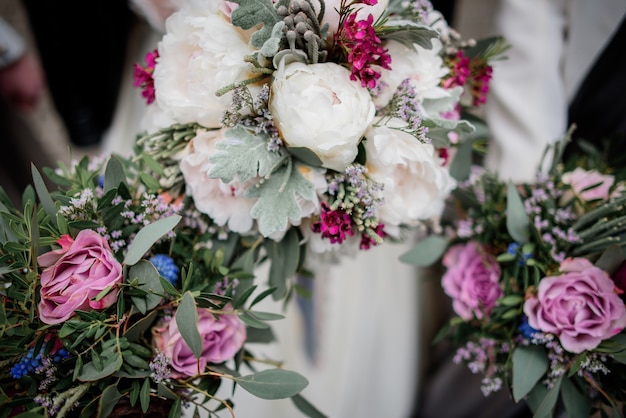 Photo close-up of wedding bouquets in women's hands