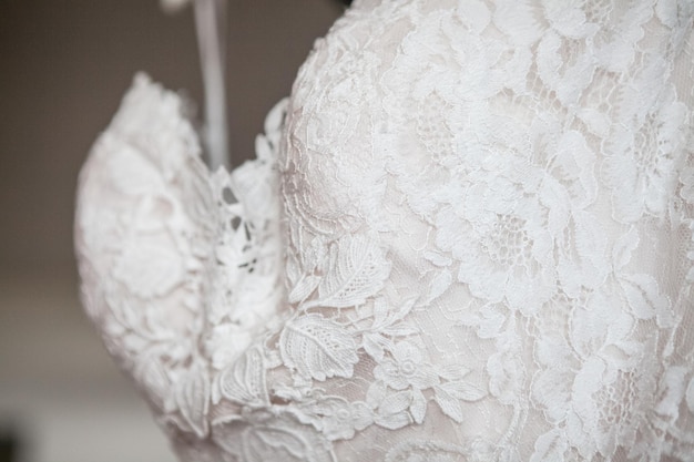 Photo close-up of wedding dress on coathanger