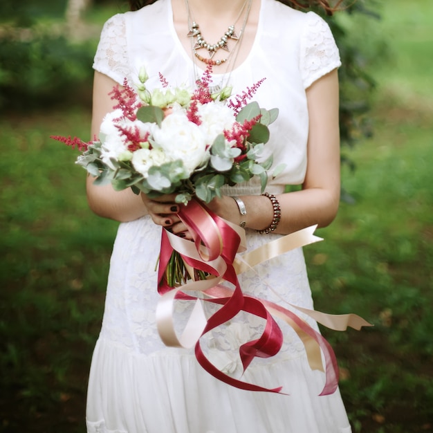 リボンが飛んで結婚式の花のクローズアップ