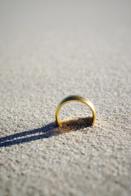 Photo close-up of wedding ring on beach